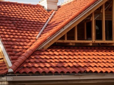 je veux une image de maison dont la charpente a été nouvellement faite en tuile
