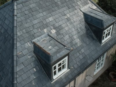 je veux une image de maison dont la toiture en ardoise (1)
