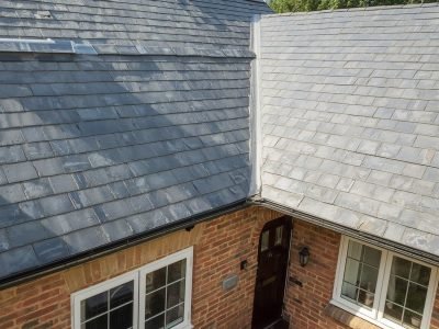 je veux une image de maison dont la toiture en ardoise a été rénovée (1)